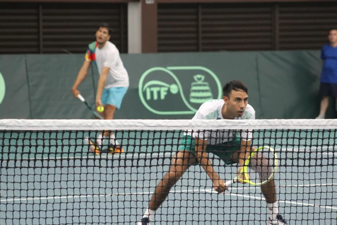 Boris Arias con la mirada fija al frente; al fondo, Boris Arias listo para el saque (FtCR)