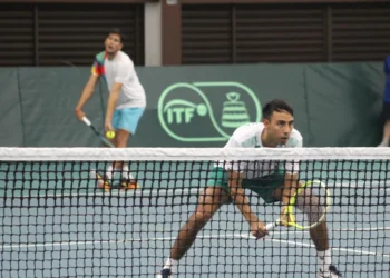 Boris Arias con la mirada fija al frente; al fondo, Boris Arias listo para el saque (FtCR)