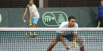 Boris Arias con la mirada fija al frente; al fondo, Boris Arias listo para el saque (FtCR)