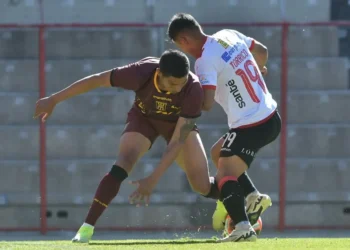 Una acción del partido entre Always Ready y The Strongest en el estadio Municipal de El Alto (APG).