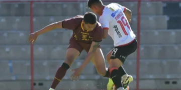 Una acción del partido entre Always Ready y The Strongest en el estadio Municipal de El Alto (APG).