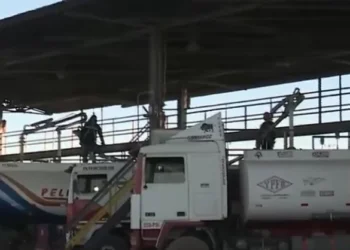 La planta de Senkata inicia los despachos. Foto: Captura Bolivia Tv.