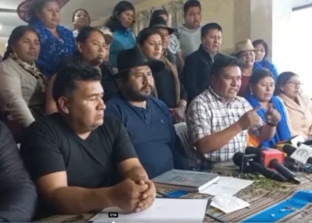 Dirigentes del Pacto de Unidad de Cochabamba brindan una conferencia de prensa.