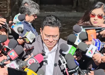 El ministro de Justicia, César Siles, es entrevistado por la prensa.