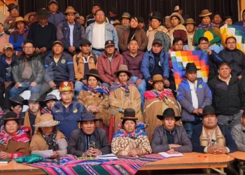Sectores sociales afines a Morales en La Paz brindan una conferencia de prensa.