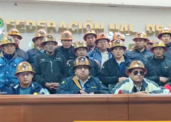 Cooperativistas mineros brindan una conferencia de prensa.