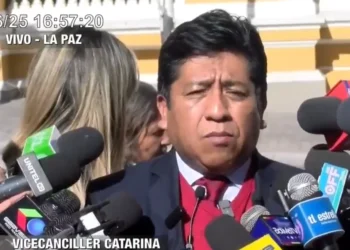 El vicecanciller Elmer Catarina es entrevistado por la prensa. (Captura: Red Gigavision)
