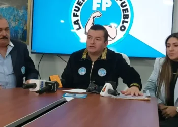 El candidato presidencial Jhonny Fernández brinda una conferencia de prensa.