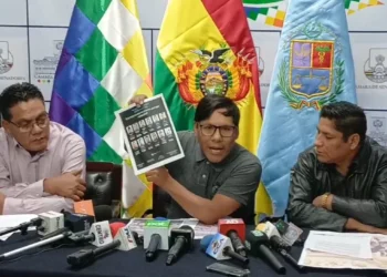 El diputado Santos Mamani brinda una conferencia de prensa.