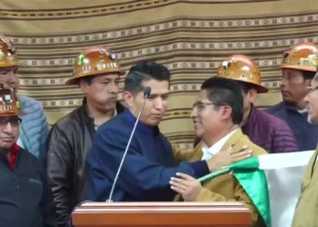 El candidato presidencial Andrónico Rodríguez brinda una conferencia de prensa.