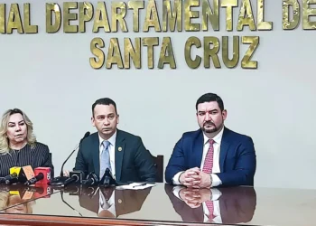 El presidente del TSJ, Romer Saucedo, brinda una conferencia de prensa.