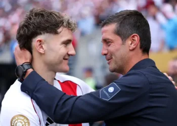 El entrenador de Inter, Cristian Chivu (der.) dialoga con un jugador.