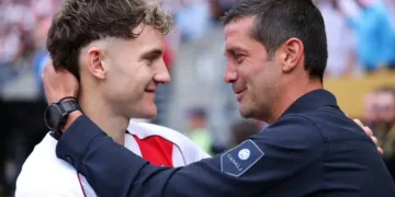 El entrenador de Inter, Cristian Chivu (der.) dialoga con un jugador.