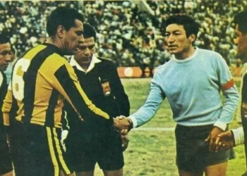 El capitán atigrado Rolando Vargas y Ramiro Blacut, capitán académico, se saludan en un clásico de los 60.