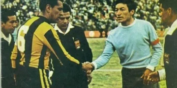 El capitán atigrado Rolando Vargas y Ramiro Blacut, capitán académico, se saludan en un clásico de los 60.