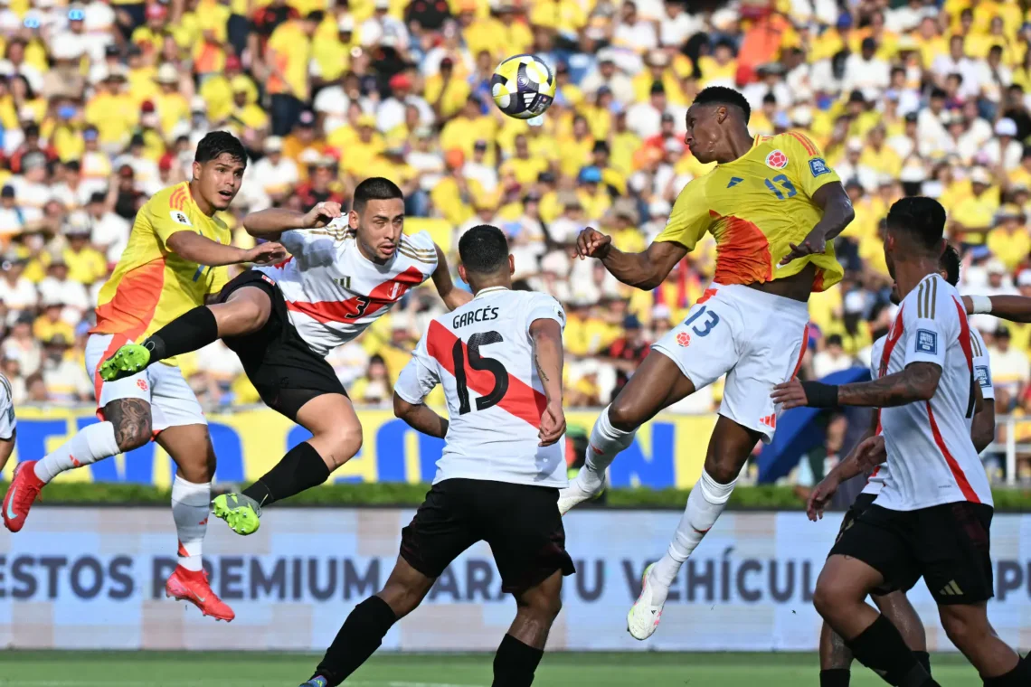 Una acción aérea en el estadio Roberto Meléndez, 'El Metropolitano' de Barranquilla (AFP).