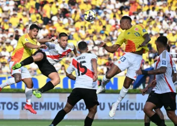 Una acción aérea en el estadio Roberto Meléndez, 'El Metropolitano' de Barranquilla (AFP).