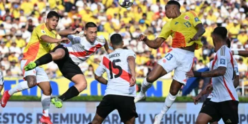 Una acción aérea en el estadio Roberto Meléndez, 'El Metropolitano' de Barranquilla (AFP).