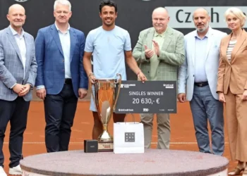 El campeón en República Checa, Hugo Dellien, junto a los organizadores del torneo (Hugo Dellien).