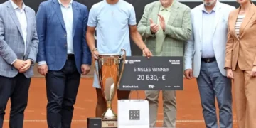 El tenista beniano Hugo Dellien levanta los brazos en señal de victoria.