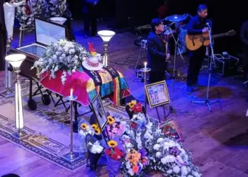 Los restos mortales del cantante fueron trasladados al Teatro Municipal de La Paz. Foto: AMUN.