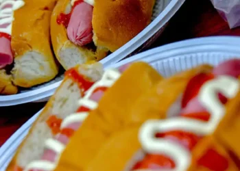 Las salchichas son tradición de San Juan. Foto: Ministerio de Salud.