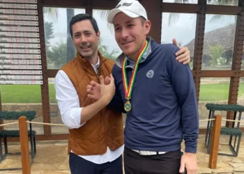 El destacado golfista boliviano Montaño (der.) es congratulado tras ganar el torneo (FBG)