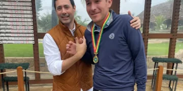 El destacado golfista boliviano Montaño (der.) es congratulado tras ganar el torneo (FBG)
