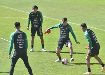 El defensor José Sagredo en pleno entrenamiento de la Verde. (APG).
