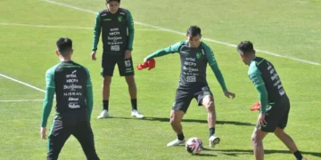 El defensor José Sagredo en pleno entrenamiento de la Verde. (APG).
