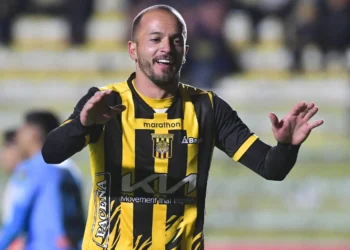 El delantero paraguayo Juan Sinforiano Godoy celebra el gol del triunfo stronguista este domingo en La Paz (APG).