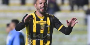 El delantero paraguayo Juan Sinforiano Godoy celebra el gol del triunfo stronguista este domingo en La Paz (APG).