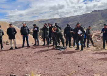 Fiscales y policías en un cerro de Llallagua.
Foto: FGE