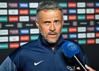 El entrenador del PSG, el español Luis Enrique, en plena entrevista (AFP)