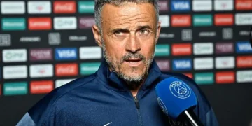 El entrenador del PSG, el español Luis Enrique, en plena entrevista (AFP)