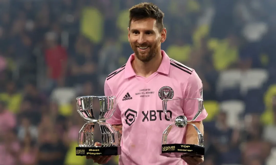 El astro argentino Lionel Messi con algunos trofeos logrados en el Mundial de Clubes (AFP).