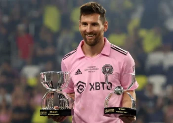 El astro argentino Lionel Messi con algunos trofeos logrados en el Mundial de Clubes (AFP).