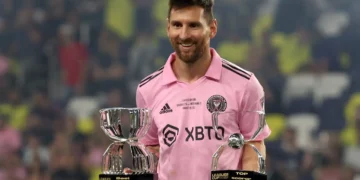 El astro argentino Lionel Messi con algunos trofeos logrados en el Mundial de Clubes (AFP).