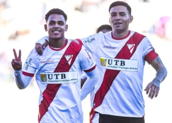 Moisés Paniagua (izq.) celebra uno de sus goles para el CAR en El Alto.