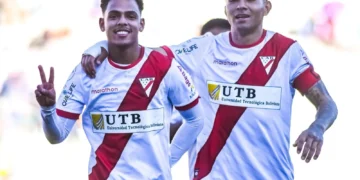 Moisés Paniagua (izq.) celebra uno de sus goles para el CAR en El Alto.