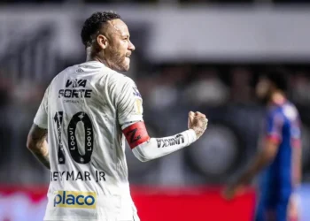Neymar con la camiseta del Santos