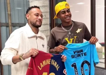 El astro brasileño Neymar con el español Lamine Yamal (Santos FC).
