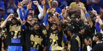 Parte de los festejos del nuevo e inédito campeón de la NBA