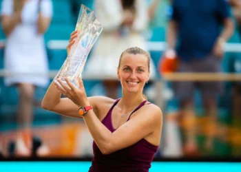 Petra Kvitova levanta el trofeo en un certamen anterior internacional (AFP)