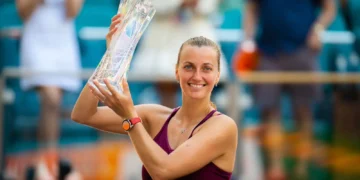 Petra Kvitova levanta el trofeo en un certamen anterior internacional (AFP)