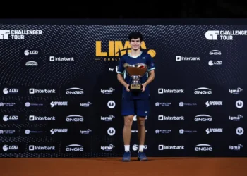 El tenista boliviano Juan Carlos Prado con su trofeo en la capital limeña (Challenger de Lima)