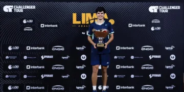 El tenista boliviano Juan Carlos Prado con su trofeo en la capital limeña (Challenger de Lima)