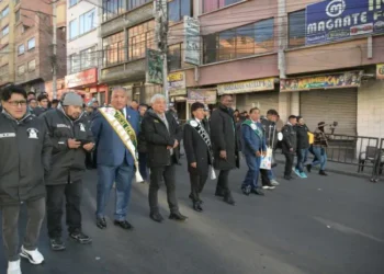 Una comitiva encabezada por autoridades municipales y fraternidades folklóricas en el comienzo de la Promesa del Gran Poder. FOTO: GAMLP