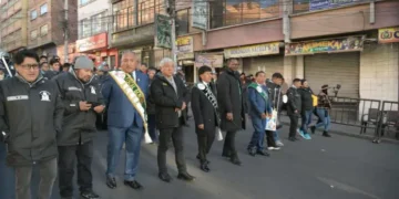 Una comitiva encabezada por autoridades municipales y fraternidades folklóricas en el comienzo de la Promesa del Gran Poder. FOTO: GAMLP