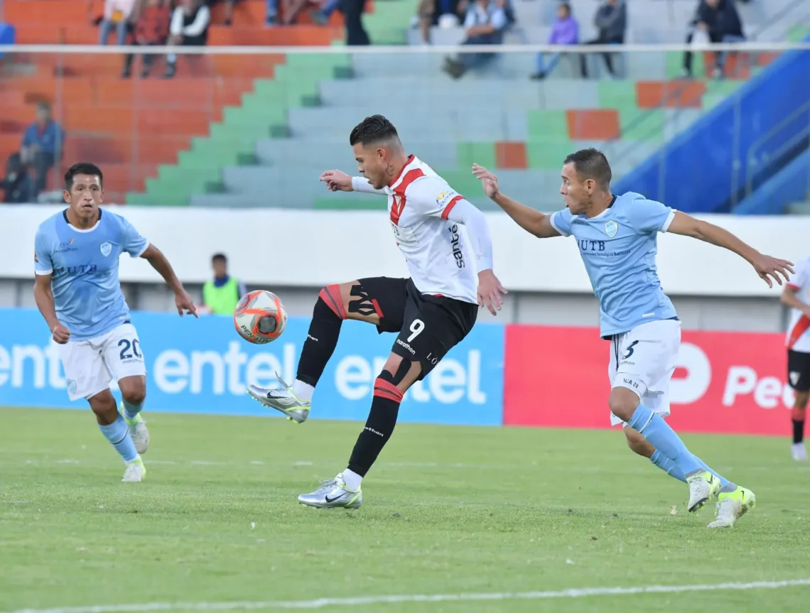 Roler Ferrufino controla la marca ante la presión de dos adversarios (APG)